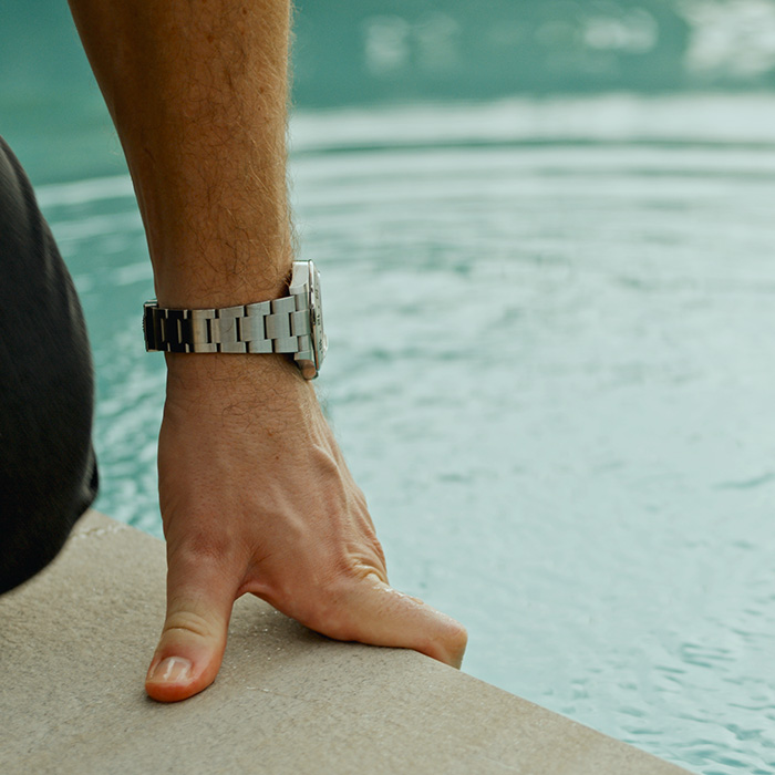 particolare-mano-piscina